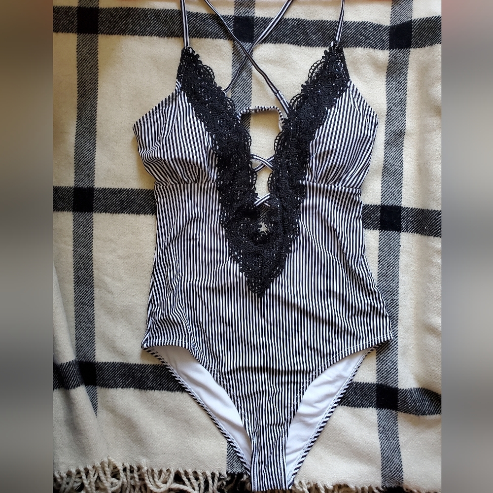 Cupshe Lace/Black/White Swimsuit